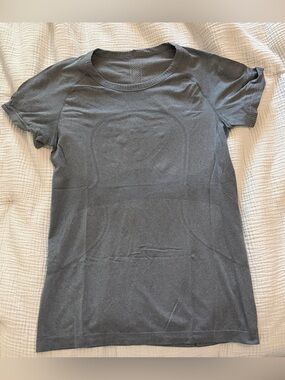 Lululemon Women's Run Swiftly Crew Neck Short Sleeved Tee - Gray - SZ 10
